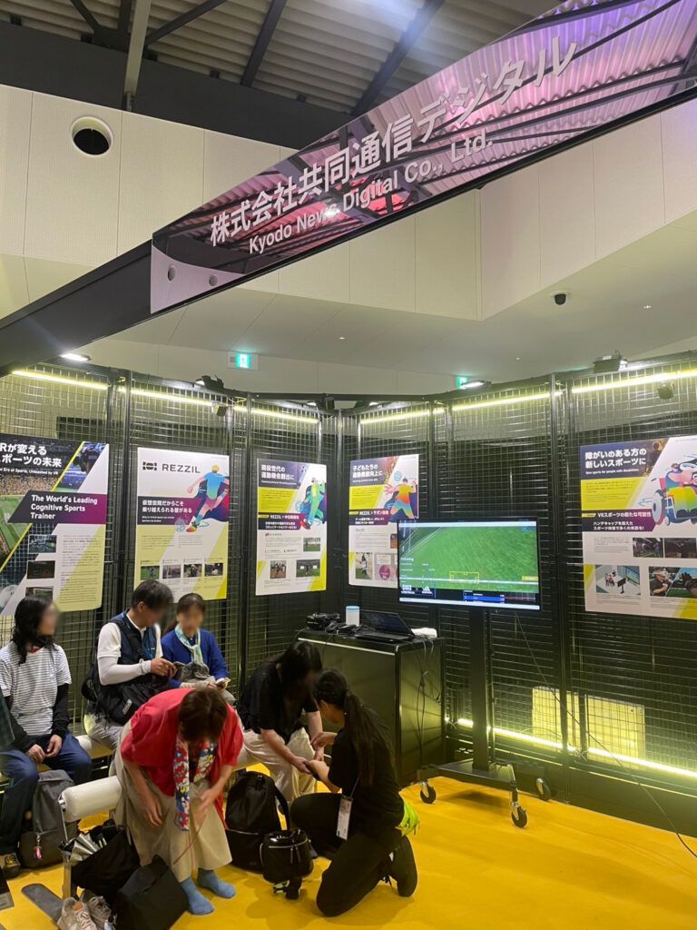 REZZIL INDEX 展示ブースのようす。VRサッカー体験のために訪れた人たちが順番待ちをしている。