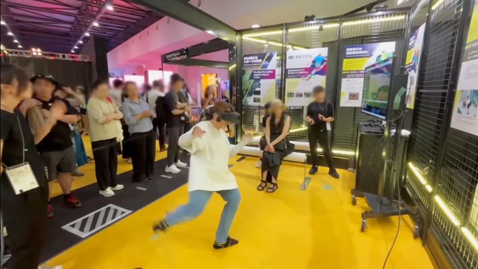 実際にVRサッカーを体験している様子。